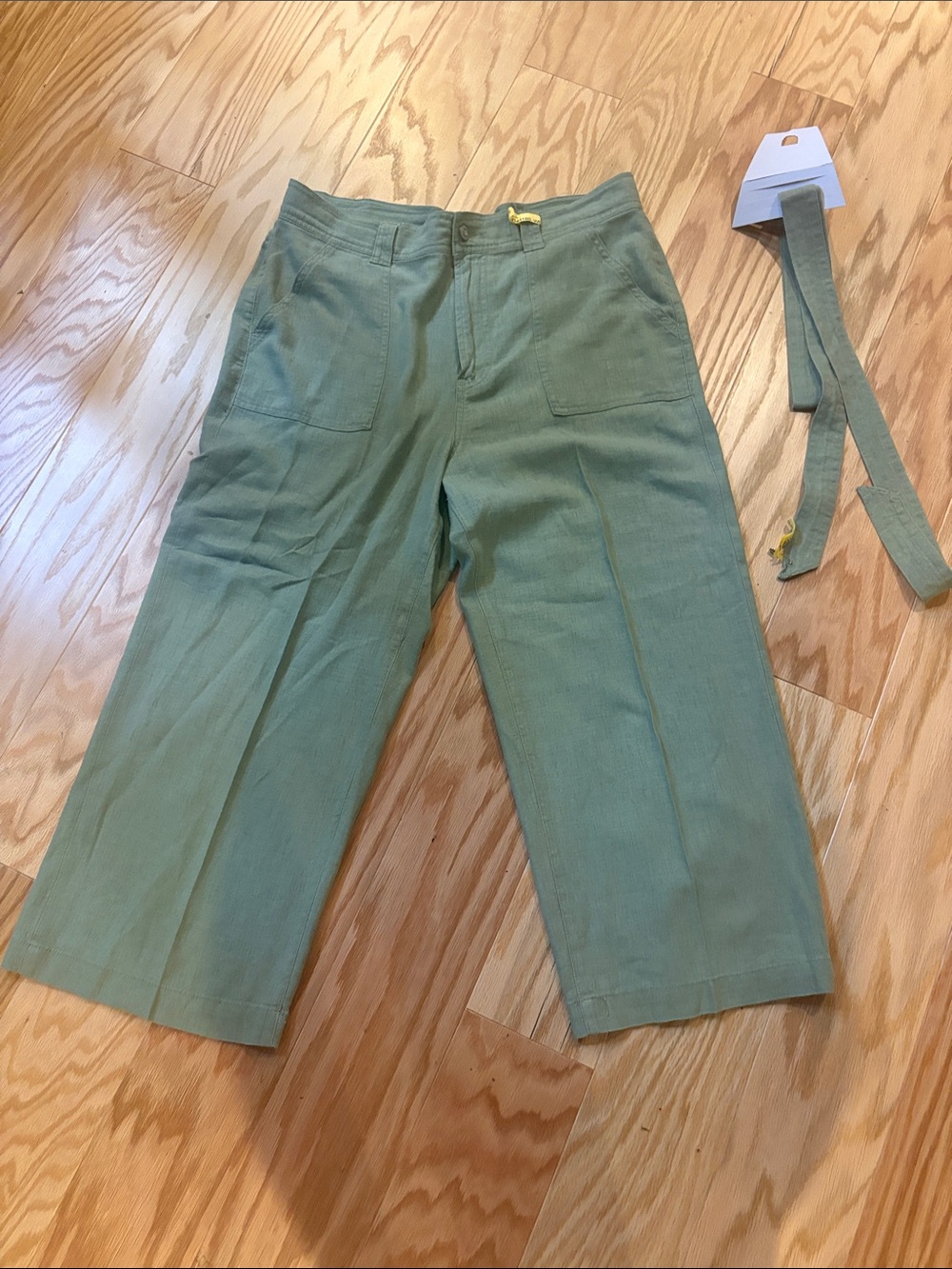 Kensie Women's Capris in Sage Green
